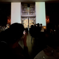 会場には隠し扉がありました