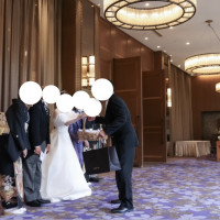 披露宴後のお見送りです。プチギフトを渡しました