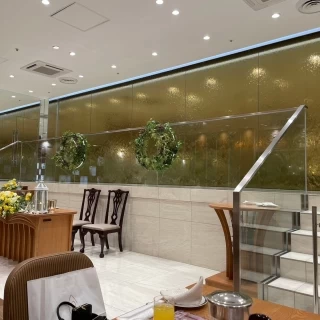 高砂の後ろの滝が印象的です。
