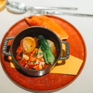 ココット料理は温かいまま提供されていました