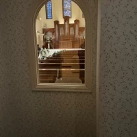 個室からチャペル内を見れます