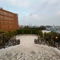 チャペルを退場して、扉から見える景色です