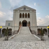 ここでフラワーシャワーを行いました