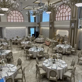 白•ベージュ基調の会場