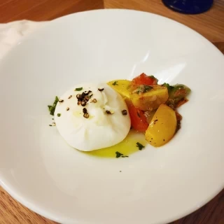 試食の前菜カプレーゼ
