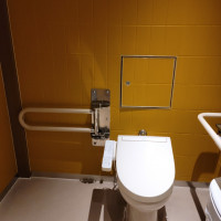 お手洗い(あまりキレイではないが広め)