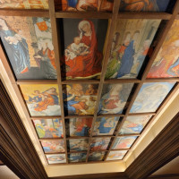 挙式会場の天井のステンドグラス風のデザイン(会場暗め)