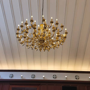 受付会場の装飾「シャンデリア風のライト」|693106さんのアルカーサル迎賓館川越の写真(2056244)