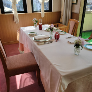 丸テーブルだけでなく、横長テーブルも披露宴で使用可|693106さんのフランス料理 アルピーノの写真(2063217)