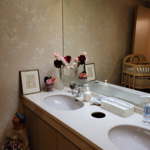お手洗いには小さなオムツ替えスペースもあり。トイレの装飾|693106さんのフランス料理 アルピーノの写真(2063214)