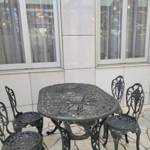 庭に置いてあるテーブルセット「ここで待ってもOK」|693106さんのアルカーサル迎賓館川越の写真(2056080)