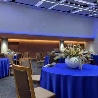 披露宴会場で、テーブルセットがブルー基調なイメージ