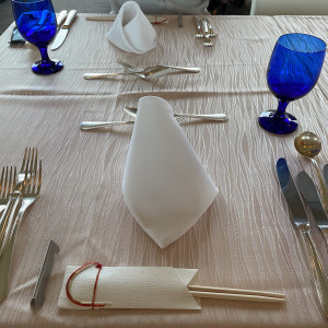 試食会でのテーブルセット。
コース内容に合わせて箸も有り。|693195さんのグランドプリンスホテル広島の写真(2056235)