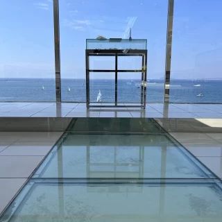美しい葉山の海と白を基調としたチャペル