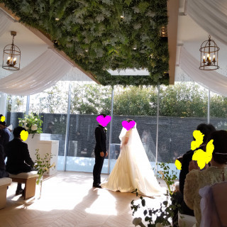 チャペルは日が差してお二人が輝いていました。