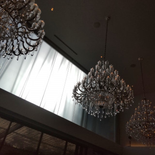 天井が高く、シャンデリアが複数ありきらびやかでした。