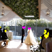 チャペルは日が差してお二人が輝いていました。