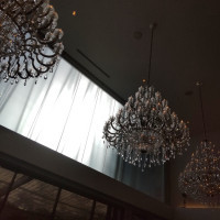 天井が高く、シャンデリアが複数ありきらびやかでした。