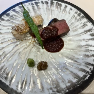 お肉は柔らかく魚は鱗がパリっとしていて美味しかったです。