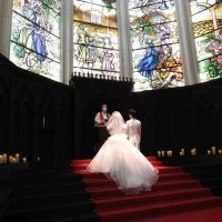 階段なのでドレスが綺麗に見えます