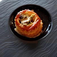 鮑とキノコのフリカッセ
ガーリックパセリ風味パイケース詰め