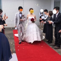 挙式すぐ横のテラスでのフラワーシャワー
