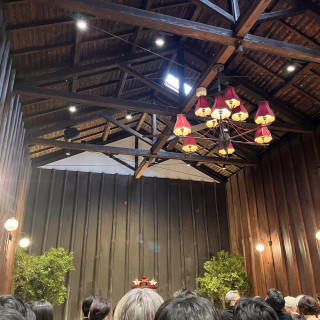 天井が高い酒蔵の居抜きをした会場