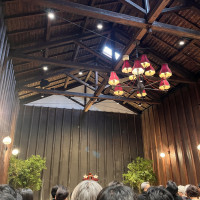 天井が高い酒蔵の居抜きをした会場