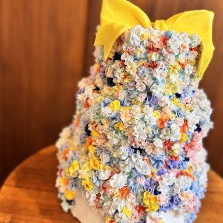 自作した樹脂ケーキ。一部本当のケーキを乗せてファーストバイト