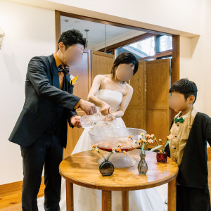 最後に新郎新婦でジュースを入れて完成。|693498さんの軽井沢倶楽部 有明邸の写真(2404118)