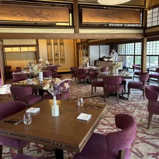 窓からはお庭の草木が見えます。