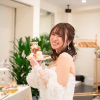 デザートビュッフェを撮る新婦