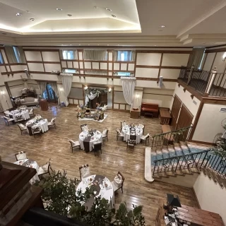 階段からの風景です。
とても天井が高く広い披露宴会場です。