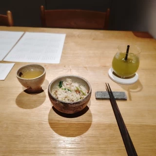 鯖と舞茸、蓮根の釜飯にお汁。出汁茶漬けにしても美味しかった！