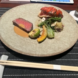 お肉には胡椒のソース、海老には焦がしバターのソース
