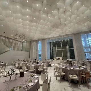落ち着いた雰囲気の会場とやっています。