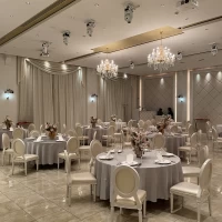 白基調で自分たちで考えたオリジナリティあふれる結婚式ができる