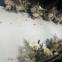 フラワーシャワー後のバージンロード