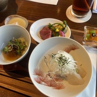 コース料理の一部を試食しました。お肉と出汁が美味しかったです