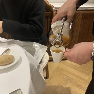 スープをサーブする様子