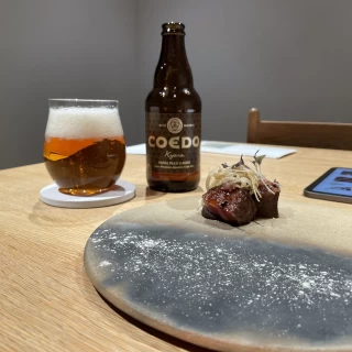 試食のうち、メインのお肉と飲み物のビールです。