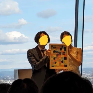 挙式会場では新郎新婦の背景に名古屋の景色が展望できます