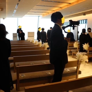 ゲストが入場中の挙式会場の様子です