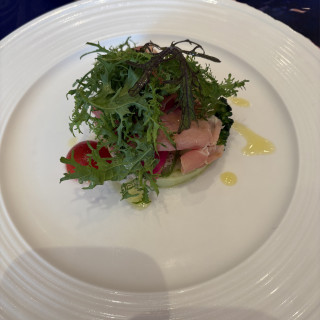 熟成生ハムと水牛のモッツァレラチーズ　季節野菜のサラダ