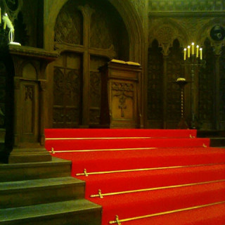 トレーンドレス×ロングヴェールが絶対に映えるはずの赤絨毯階段