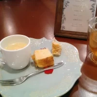 ウェルカムドリンク＆スイーツ。スイーツはオリジナル品だそう。
