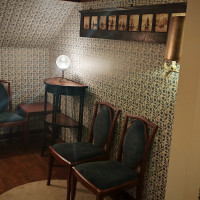 新郎支度室は比較的小ぶりだが、隠れ家風の内装で可愛い