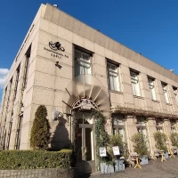 パリのアパルトマンみたいな瀟洒な外観。テラス席も素敵！