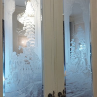 控え室を繋ぐガラス戸には繊細なエッチングワークが。