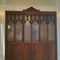 メインロビー前のドアは英国製のアンティーク品